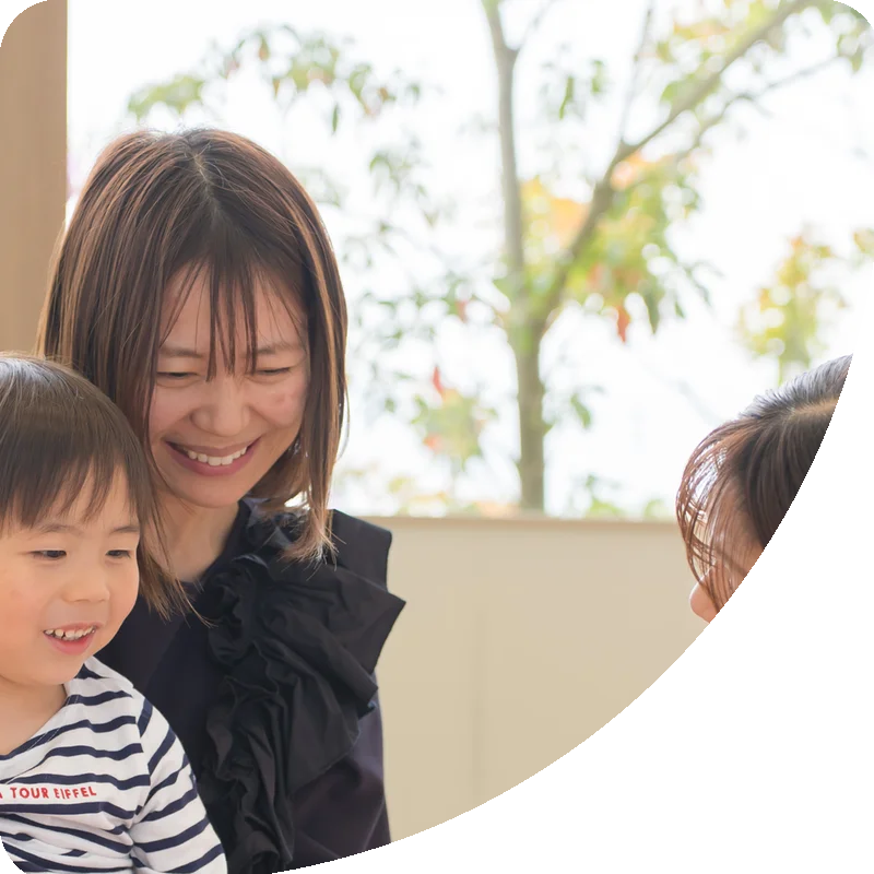 スタッフと笑顔で話す親子