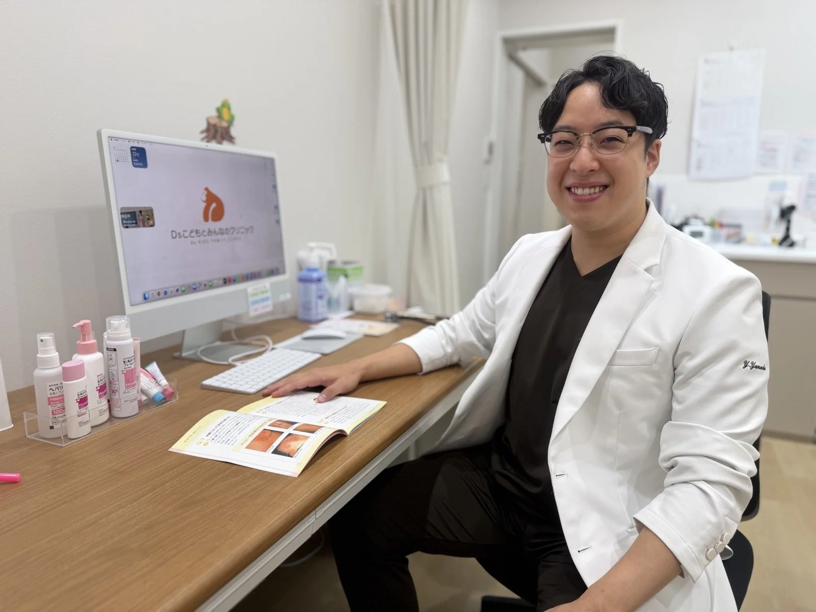 皮ふ科医の診察の様子