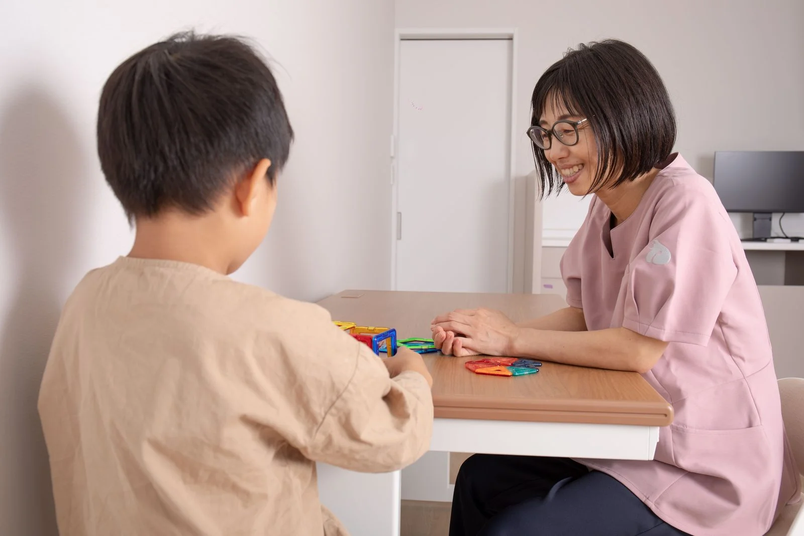 こころ外来でスタッフとお子さんが遊びながら向き合うようす