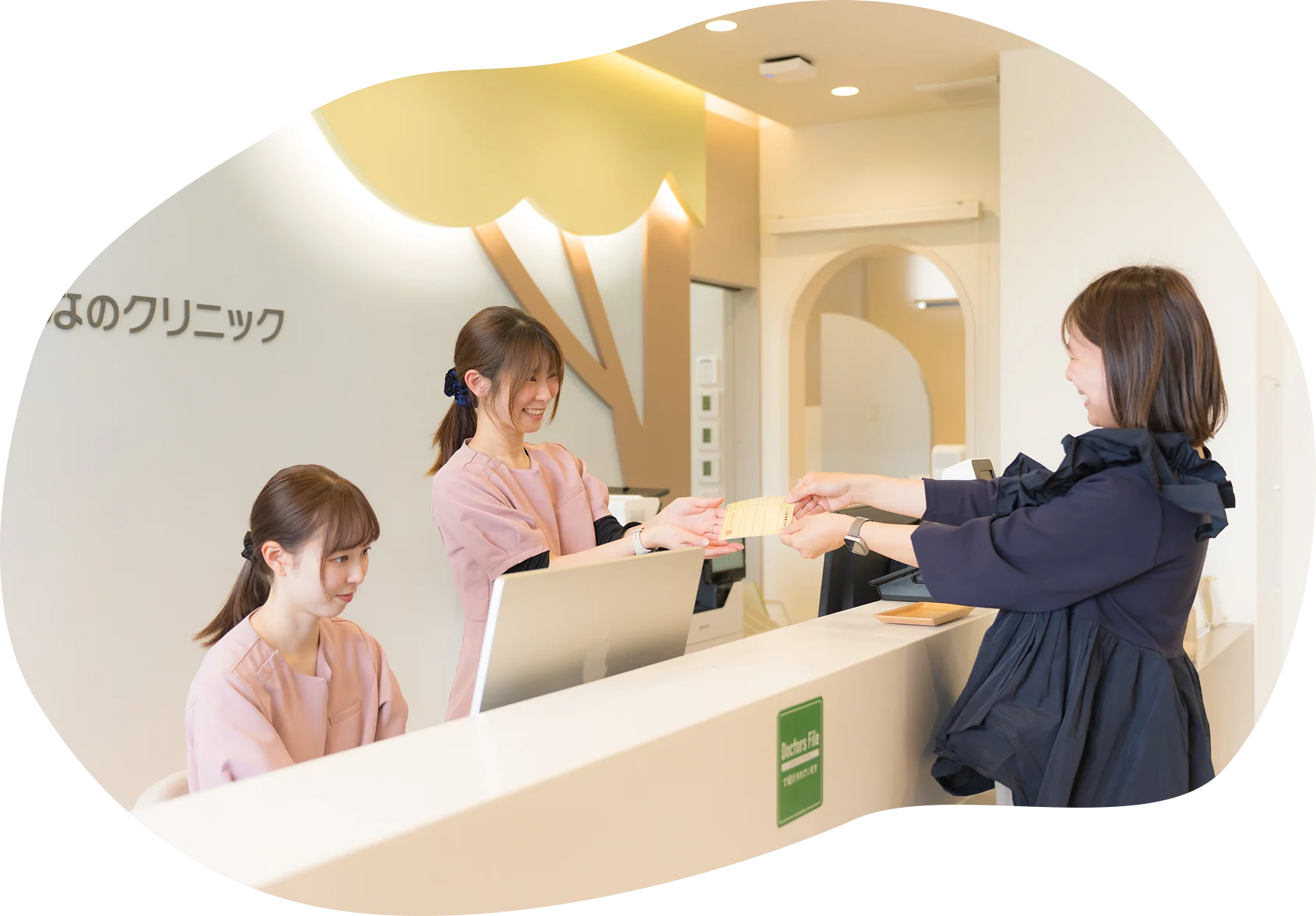 受付でご案内するスタッフ
